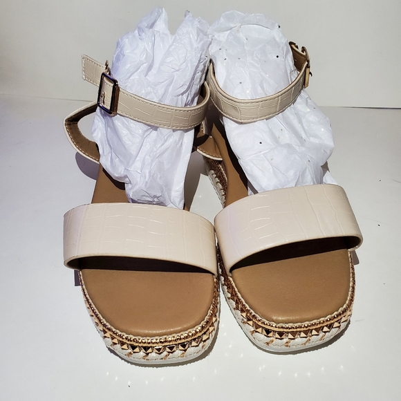 Womens NWOT Boutique Flat Sandals Straps Sz 9 - Picture 3 of 7